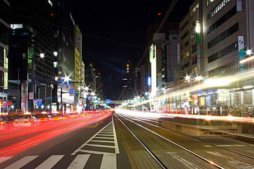 无人,横图,室外,夜晚,消失点,运动模糊,长时间曝光,道路,建筑,路,路灯,铁路,公路,广岛县,日本,日本文化,轨道,交通,铁轨,光亮,运输,摄影,车灯,尾灯,照亮,照明设备,透视图,市区,东亚,马路,彩图,旅行