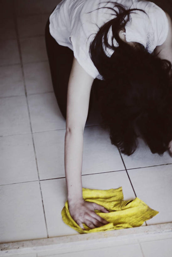 成年人,一个人,竖图,室内,白天,家务,厨房,地板,欧洲,仅一个年轻女性,仅一个女性,仅一个人,首都,注视,观察,看,遮,遮掩,摄影,观看,察看,卫生,掩盖,中东,遮挡,关注,遮盖,掩饰,安卡拉,年轻女性,女人,女性,年轻人,长发,跪着,清洗,彩图,例行公事