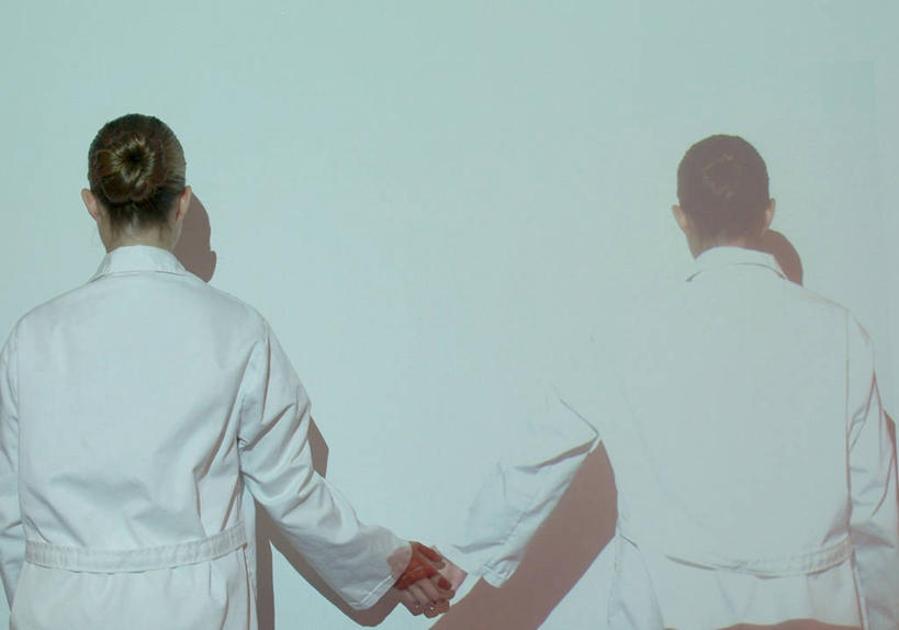 成年人,一个人,两个人,站,横图,白色背景,友谊,仅一个年轻女性,仅一个女性,仅一个人,连接,对称,并排,背面,摄影,年轻女性,女人,女性,年轻人,手牵手,半身,彩图,影棚拍摄,浴衣