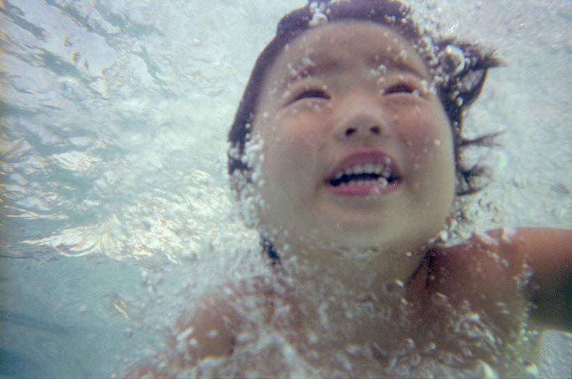 游泳,儿童,脸,头,脸颊,一个人,游泳池,横图,室外,白天,纯洁,水下,美国,仅一个男性,仅一个人,肩膀,小孩,泡泡,仅一个小孩,可爱,童年,童趣,摄影,童真,烂漫,无邪,内华达州,拉斯维加斯,技能,天真,男孩,男人,男性,亚洲人,孩子,头部,脸部,脸蛋,面部,休闲活动,彩图,男生,朝鲜族