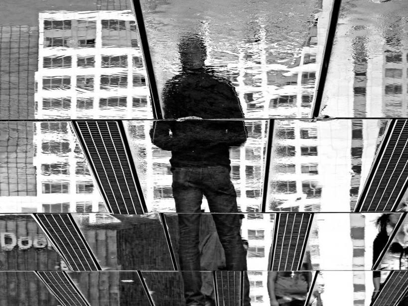 成年人,一个人,站,横图,黑白,室外,白天,城市,喷泉,荷兰,仅一个男性,反射,公寓,牛仔裤,休闲装,背面,摄影,创造力,鹿特丹,迷惑,想法