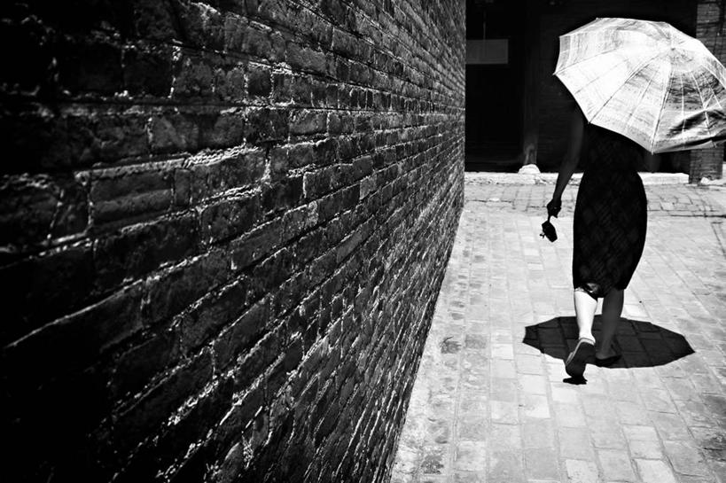 成年人,一个人,横图,黑白,室外,白天,仅一个女性,阴影,伞,拿着,砖墙,背面,遮,遮掩,摄影,广西,宁静,掩盖,遮挡,遮盖,南宁,掩饰,步行