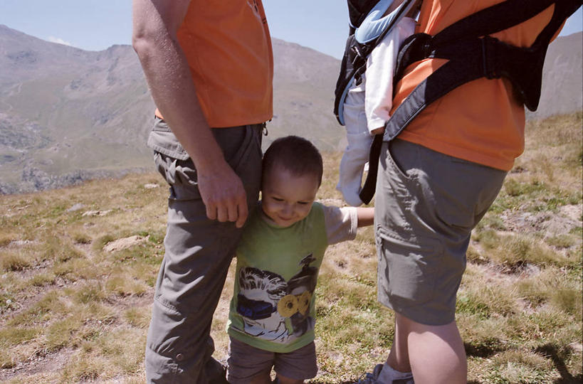 婴儿,儿童,成年人,中年人,三个人,家庭,母亲,父亲,站,横图,室外,白天,旅游,度假,纯洁,山,西班牙,休闲装,娱乐,小孩,自然,享受,休闲,温暖,温馨,一家人,放松,可爱,摄影,活泼,和睦,宝宝,纯真,烂漫,无邪,赫罗纳省,伶俐,天真,中年男性,中年女性,孩子,休闲活动,拥抱,彩图,爱,融洽