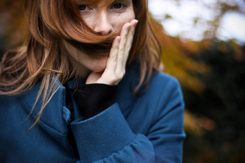 西方人,成年人,脸,头,脸颊,头发,一个人,横图,室外,白天,英国,欧洲,欧洲人,仅一个年轻女性,仅一个女性,仅一个人,休闲装,外套,肩膀,个性,摄影,私密,柴郡,年轻女性,女人,女性,白种人,年轻人,头部,脸部,脸蛋,面部,触摸,彩图