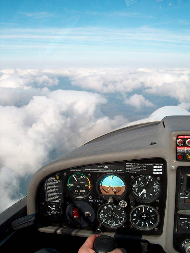 手,一个人,竖图,室内,特写,白天,荷兰,半空,拿着,方向,飞,天空,滑翔机,人体,摄影,部分,控制,座舱,彩图