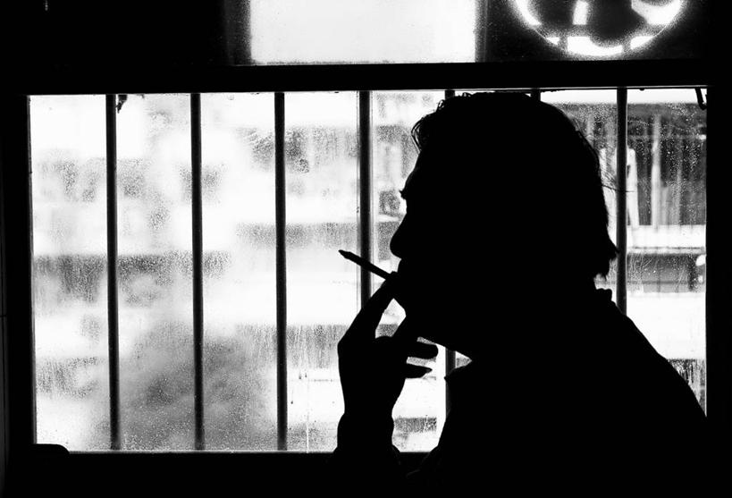 成年人,中年人,老年人,脸,头,脸颊,一个人,酒吧,吸烟,横图,黑白,室内,白天,侧面,窗户,香烟,仅一个男性,仅一个人,拿着,肩膀,仅一个老年男性,摄影,广西,剪影,南宁,老年男性,男人,男性,中国人,头部,脸部,脸蛋,面部