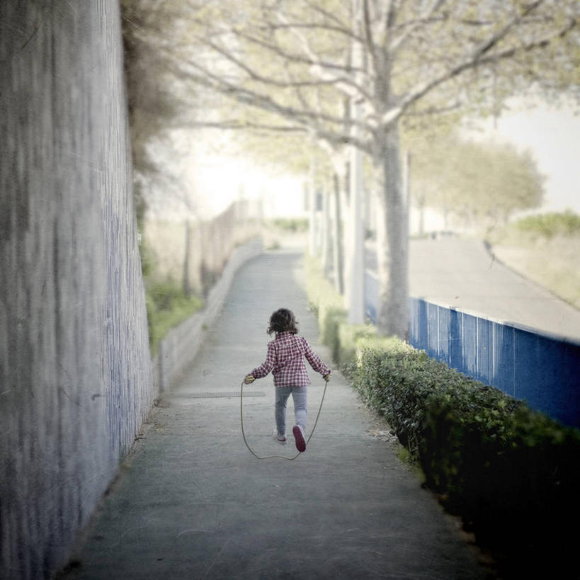 西方人,儿童,一个人,跑,跳绳,方图,室外,白天,旅游,度假,纯洁,美景,路,西班牙,欧洲,欧洲人,仅一个女性,仅一个人,景观,人行道,拿着,休闲装,娱乐,小孩,背面,自然,仅一个小孩,享受,休闲,景色,放松,可爱,童年,童趣,摄影,自然风光,童真,烂漫,无邪,巴伦西亚省,无忧无虑,天真,女孩,女人,女性,白种人,孩子,休闲活动,彩图,女生,独处