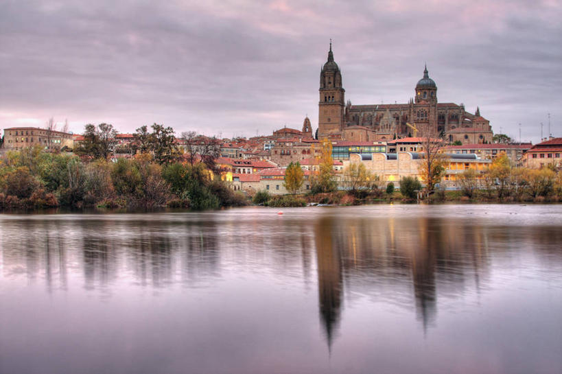 无人,横图,室外,白天,河流,多云,城市,建筑,西班牙,对称,反射,云,古城,尖顶,萨拉曼卡,树,摄影,宗教,宗教建筑,彩图,大教堂