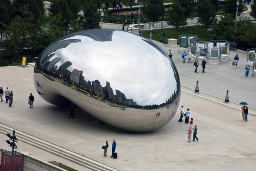 横图,俯视,室外,白天,天际线,建筑,金属制品,行人,游客,游人,反射,金属,许多人,路人,旅客,地标建筑,一群人,摄影,芝加哥千禧公园,过客,彩图,高角度拍摄