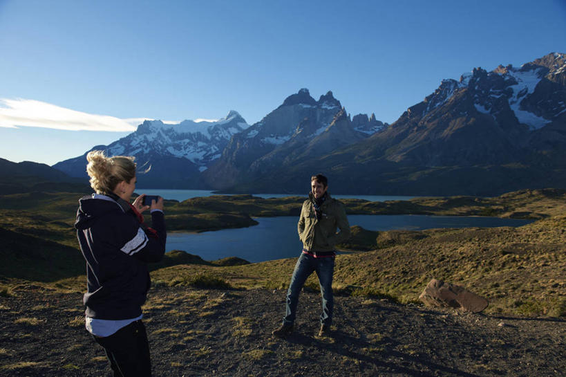 成年人,头发,两个人,夫妻,站,笑,微笑,露齿笑,横图,室外,白天,爱情,旅游,度假,快乐,幸福,草坪,美景,山,山脉,雪山,帽子,智利,行人,游客,游人,地形,景观,冬天,浪漫,拿着,休闲装,娱乐,路人,旅客,刺激,草,拍照,风景,天空,自然,数码相机,享受,休闲,金色,景色,南美,恩爱,放松,乐趣,恋人,摄影,享乐,拉丁美洲,自然风光,手插袋,巴塔哥尼亚,异性恋,过客,百内国家公园,男人,年轻男性,年轻女性,女人,年轻人,夫妇,情侣,插兜,手插兜,彩图,旅行,欢乐,伴侣,手抄兜