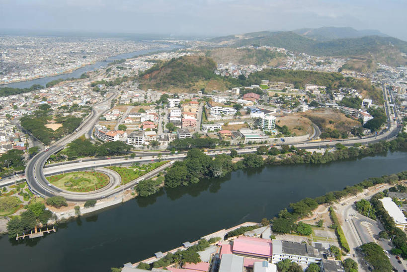 无人,横图,俯视,航拍,室外,白天,度假,河流,美景,山,山脉,水,城市风光,城市,建筑,路,公路,厄瓜多尔,弯曲,景观,首都,娱乐,水泥,树,绿色,享受,休闲,景色,放松,运输,摄影,鸟瞰,瓜亚基尔,彩图,高角度拍摄