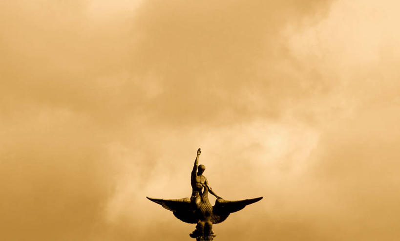 成年人,无人,横图,室外,特写,留白,正面,城市,鹰,西班牙,神话,鸟类,雕像,山顶,云,高处,首都,古代,马德里,摄影,建造,褐色背景,爪,市区,青铜,男人,休闲活动,彩图