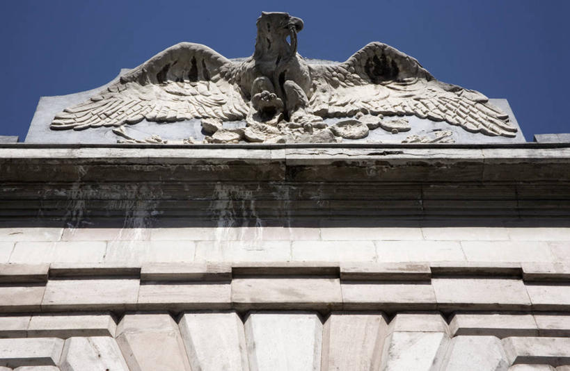 无人,横图,室外,白天,仰视,建筑,鹰,雕塑,墨西哥,雕像,拱门,历史,废墟,天空,地标建筑,摄影,建造,拉丁美洲,万里无云,墨西哥文化,树篱,彩图,低角度拍摄,旅行,传统文化,墨西哥州