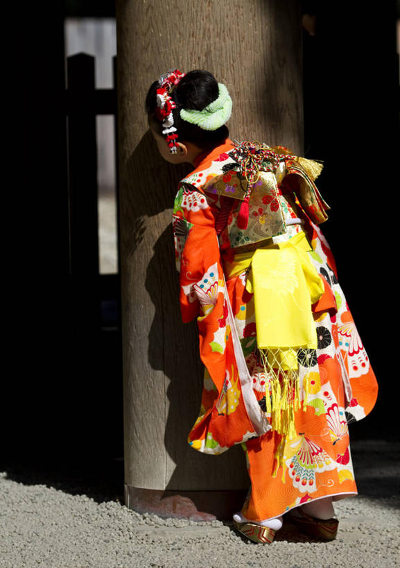 儿童,一个人,站,竖图,室外,白天,纯洁,爱知县,名古屋,日光,日本,仅一个女性,仅一个人,和服,日本文化,头饰,柱子,小孩,背面,仅一个小孩,可爱,童年,童趣,摄影,捉迷藏,童真,烂漫,无邪,恶作剧,式样,天真,女孩,女人,女性,孩子,彩图,窥视,女生,好奇心