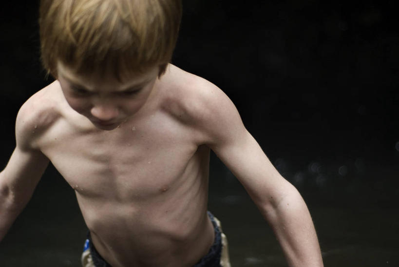 西方人,儿童,健壮,一个人,横图,室外,特写,夜晚,自由,纯洁,河流,水,欧洲,美国,欧洲人,仅一个男性,仅一个人,湿,准备,注视,裸露,小孩,衣服,观察,看,下车,仅一个小孩,放松,个性,可爱,童年,童趣,摄影,观看,皮肤,察看,享乐,关注,裸,童真,烂漫,无邪,鸡皮疙瘩,无忧无虑,天真,男孩,男人,男性,白种人,孩子,半身,男生