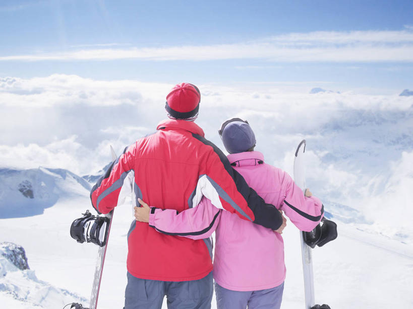 西方人,成年人,中年人,两个人,站,横图,室外,白天,度假,兴奋,自由,友谊,运动,山,雪,帽子,英国,欧洲,欧洲人,连接,地形,山顶,云,冬天,首都,浪漫,拿着,休闲装,数码合成,外套,背面,风景,自然,看,休息,思考,放松,寒冷,乐趣,摄影,宁静,滑雪板,环境,享乐,肖像,编织帽,异性恋,冒险,男人,女人,中年男性,中年女性,白种人,休闲活动,拥抱,半身,彩图,旅行,爱