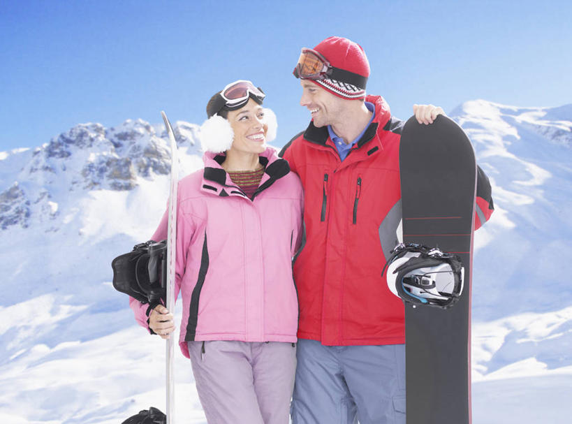 西方人,成年人,中年人,两个人,站,微笑,横图,室外,白天,正面,度假,兴奋,自由,友谊,幸福,运动,山,雪,帽子,英国,欧洲,欧洲人,连接,山顶,冬天,首都,浪漫,拿着,休闲装,数码合成,外套,自然,面对面,寒冷,乐趣,摄影,滑雪板,环境,享乐,滑雪镜,肖像,编织帽,异性恋,冒险,男人,女人,中年男性,中年女性,白种人,休闲活动,拥抱,彩图,旅行,爱