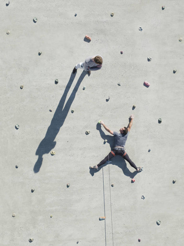 西方人,成年人,中年人,四个人,人群,商务人士,商务男性,攀登,横图,竖图,俯视,室外,白天,留白,衬衫,商务,异乎寻常,攀岩,日光,欧洲,南非,欧洲人,套装,墙,首都,极限运动,背面,伸手,握紧,摄影,观看,支撑,专心,练习,敏捷,商务装,反差,视角,工薪阶层,开普敦,技能,想法,冒险,男人,年轻男性,中年男性,白种人,年轻人,白领,上班族,岩石,休闲活动,彩图,高角度拍摄,衬衣