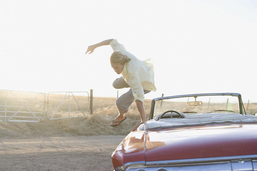 西方人,成年人,头发,一个人,跳,横图,室外,白天,留白,自由,复古,美景,路,汽车,日光,欧洲,南非,欧洲人,仅一个男性,仅一个人,景观,首都,半空,古典,休闲装,刺激,仅一个年轻男性,自然,敞篷车,金色,景色,活力,运输,摄影,自驾游,自然风光,逆光,开普敦,紧迫,无忧无虑,男人,男性,年轻男性,白种人,年轻人,休闲活动,彩图,旅行