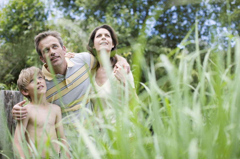 西方人,儿童,成年人,中年人,老年人,三个人,四个人,人群,家庭,夫妻,母亲,父亲,儿子,站,横图,室外,白天,留白,正面,仰视,爱情,纯洁,欧洲,南非,欧洲人,连接,田地,首都,浪漫,休闲装,裸露,草,小孩,自然,夏天,看,向上看,温暖,温馨,父子,母子,一家人,恩爱,父爱,可爱,母爱,探索,童年,童趣,恋人,摄影,观看,环境,和睦,裸,童真,烂漫,无邪,开普敦,天真,老年男性,男孩,男人,男性,年轻男性,年轻女性,女人,女性,中年女性,白种人,孩子,年轻人,夫妇,情侣,拥抱,半身,彩图,低角度拍摄,伴侣,融洽,男生,好奇心