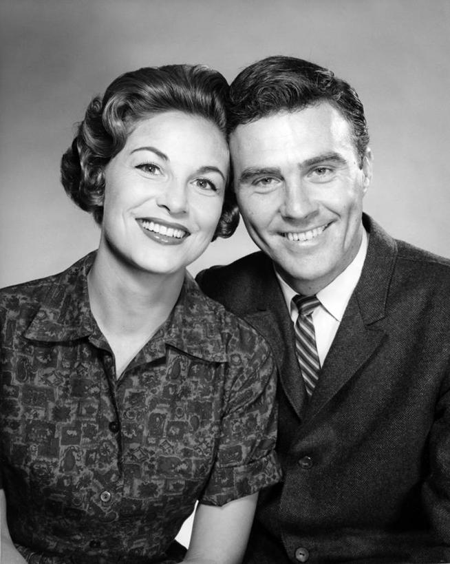 西方人,成年人,中年人,脸,头,脸颊,两个人,笑,微笑,露齿笑,竖图,黑白,快乐,幸福,欧洲,欧洲人,灰色背景,套装,古典,肩膀,相视,面对面,摄影,对视,互视,肖像,相对,相看,异性恋,中年男性,中年女性,白种人,头部,脸部,脸蛋,面部,影棚拍摄