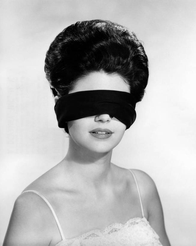 西方人,成年人,脸,头,脸颊,一个人,竖图,黑白,特写,白色背景,正面,神秘,复古,欧洲,欧洲人,仅一个年轻女性,仅一个女性,仅一个人,睡衣,服装,古典,肩膀,衣服,眼罩,遮,遮掩,摄影,服饰,掩盖,遮挡,衣着,穿着,身份,家居服,遮盖,掩饰,寝衣,衣饰,年轻女性,女人,女性,白种人,年轻人,头部,脸部,脸蛋,面部,影棚拍摄,感知