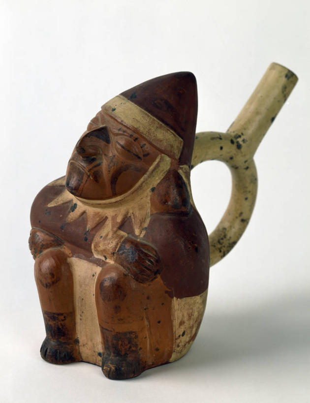 血管,无人,坐,双手交叉,竖图,白色背景,侧面,标志,符号,陶瓷制品,历史,标识,古代,一个,摄影,单个,双手抱胸,魔鬼,首领,性别符号,古代文明,美术工艺,闭着眼睛,彩图,影棚拍摄,男性符号,传统文化,拉美文明,过去