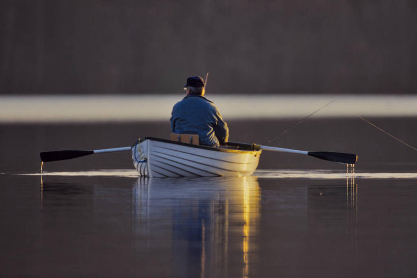 成年人,一个人,码头,坐,横图,室外,白天,海洋,水,船,加拿大,仅一个男性,反射,背面,运输,摄影,桨,北美,温哥华岛,维多利亚,大不列颠哥伦比亚,钓竿,休闲活动,半身,彩图,钓鱼,旅行