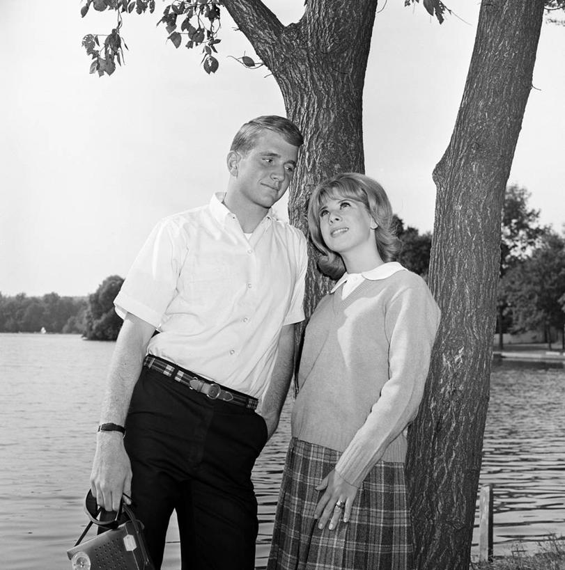 西方人,成年人,两个人,夫妻,站,竖图,方图,黑白,室外,白天,爱情,幸福,湖,欧洲,纽约,美国,欧洲人,古典,浪漫,休闲装,树干,靠,靠着,思考,恩爱,放松,约会,恋人,摄影,异性恋,年轻男性,年轻女性,白种人,年轻人,夫妇,情侣,爱,伴侣