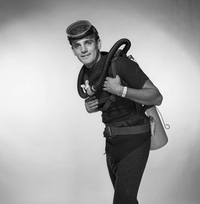 西方人,成年人,一个人,站,微笑,竖图,方图,黑白,探险,欧洲,欧洲人,仅一个男性,仅一个人,潜水镜,古典,拿着,仅一个年轻男性,摄影,肖像,潜水装备,水中呼吸器,冒险,男人,男性,年轻男性,白种人,年轻人,影棚拍摄