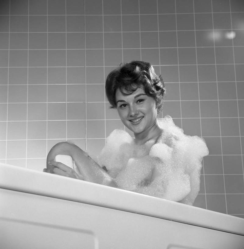 西方人,成年人,头发,裸体,一个人,坐,微笑,竖图,方图,黑白,室内,仰视,化妆,美容,洗澡,复古,水,浴室,欧洲,纽约,美国,欧洲人,仅一个年轻女性,仅一个女性,仅一个人,护肤,瓷砖,肥皂泡,古典,拿着,干净,黑色,肥皂,清洁,保养,享受,休闲,健康,放松,保健,泡泡浴,摄影,生活方式,卫生,肖像,养颜,泡汤,年轻女性,女人,女性,白种人,年轻人,洗涤,低角度拍摄,沐浴,SPA美容,美人