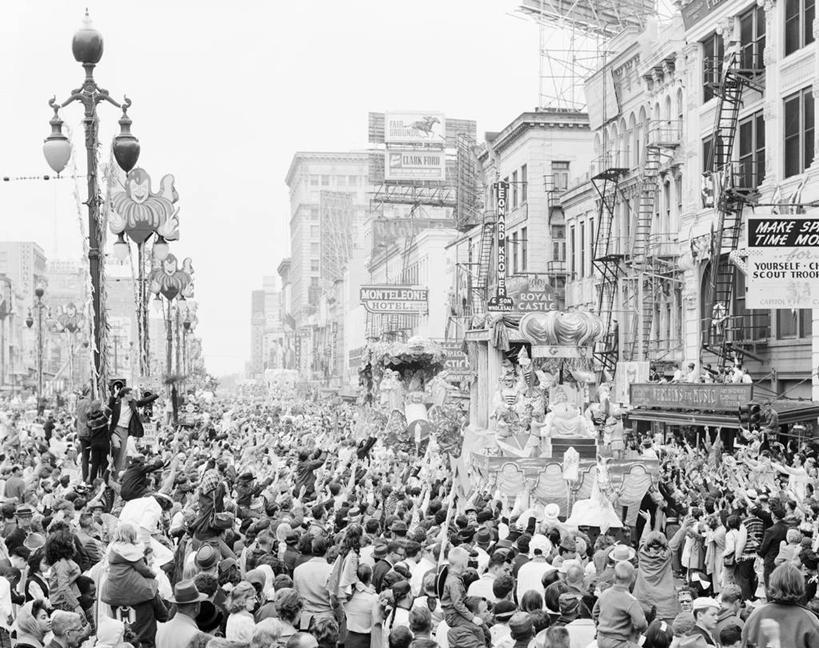 横图,俯视,黑白,室外,白天,快乐,幸福,城市,道路,路,路灯,公路,丰富,庆祝,房屋,交通,古典,挥手,休闲装,放松,摄影,观看,英文字母,游行,群众,市区,马路,高角度拍摄