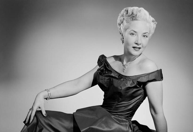 西方人,成年人,中年人,老年人,头发,一个人,坐,横图,黑白,晚礼服,时尚,欧洲,欧洲人,仅一个女性,仅一个人,正装,仅一个中年女性,金色,摄影,高雅,肖像,女人,女性,中年女性,白种人,半身,影棚拍摄,晚宴服,舞会服,洋服,洋装,夜礼服,魅力,美人