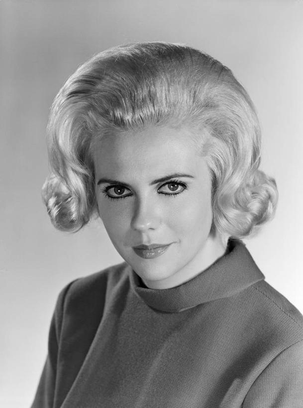 成年人,脸,头,脸颊,头发,一个人,微笑,竖图,黑白,信心,仅一个年轻女性,仅一个女性,仅一个人,古典,休闲装,肩膀,金色,眼线笔,放松,摄影,优美,享乐,肖像,年轻女性,女人,女性,年轻人,头部,脸部,脸蛋,面部,影棚拍摄