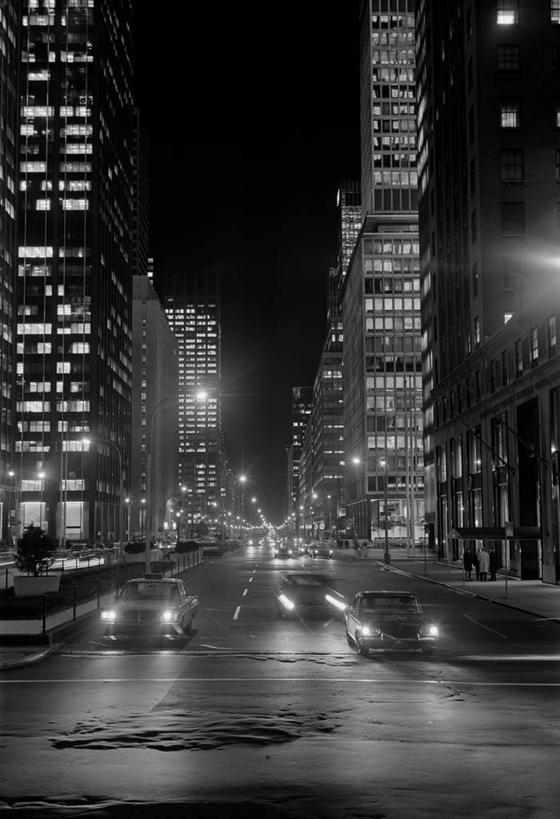 竖图,黑白,室外,夜晚,城市,道路,建筑,街道,路,摩天大楼,公路,汽车