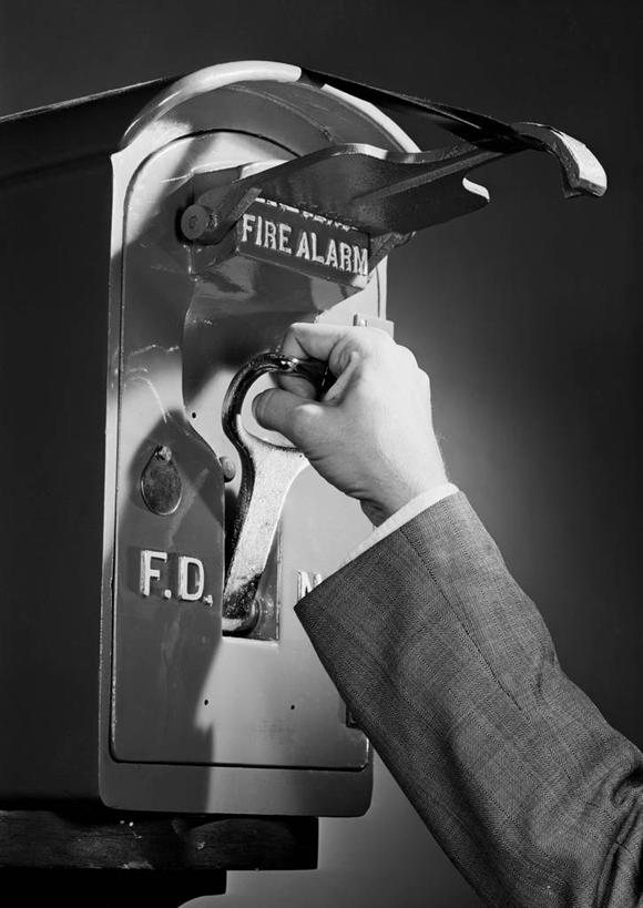 成年人,手,一个人,拉,竖图,黑白,特写,仅一个男性,仅一个人,仅一个年轻男性,人体,摄影,火警,英文字母,保护,部分,袖子,茄克,危险,男人,男性,年轻男性,年轻人,影棚拍摄