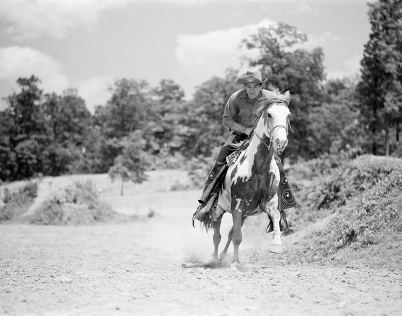 成年人,中年人,一个人,牛仔,跑,横图,黑白,室外,白天,自由,马,纽约,美国,仅一个男性,仅一个人,仅一个中年男性,骑马,摄影,肖像,男人,男性,中年男性,休闲活动,彩图
