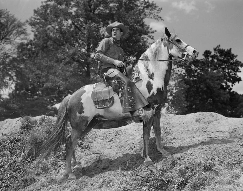 成年人,中年人,一个人,牛仔,站,横图,黑白,室外,白天,侧面,自由,马,纽约,美国,仅一个男性,仅一个人,仅一个中年男性,骑马,摄影,男人,男性,中年男性,休闲活动,彩图