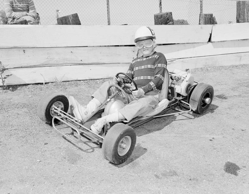 儿童,老年人,一个人,横图,黑白,室外,白天,纯洁,美国,仅一个男性,仅一个人,头饰,休闲装,小孩,驾驶,仅一个小孩,放松,可爱,童年,童趣,摄影,护目镜,迅速,肖像,童真,烂漫,无邪,技能,天真,男孩,男人,男性,孩子,欢乐,男生