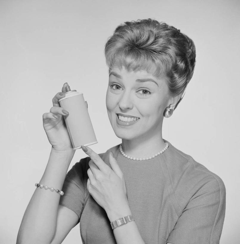 西方人,成年人,中年人,脸,头,脸颊,头发,一个人,笑,微笑,露齿笑,竖图,方图,黑白,白色背景,快乐,幸福,欧洲,欧洲人,仅一个女性,仅一个人,商品,拿着,肩膀,仅一个中年女性,金色,摄影,享乐,化妆用品,喷雾瓶,肖像,出示,洗涤剂,女人,女性,中年女性,白种人,头部,脸部,脸蛋,面部,影棚拍摄,短发