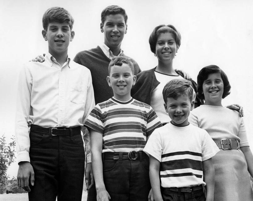 儿童,成年人,三个人,家庭,母亲,父亲,女儿,儿子,兄弟,站,微笑,横图,黑白,室外,白天,正面,快乐,幸福,纯洁,美国,并排,休闲装,温暖,温馨,一家人,放松,可爱,童年,童趣,搭,摄影,和睦,搭着,肖像,童真,烂漫,无邪,天真,男孩,男性,年轻男性,年轻女性,女孩,女性,年轻人,融洽