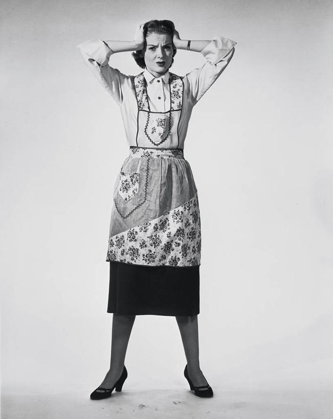 西方人,成年人,头,手,头发,一个人,竖图,室内,高跟鞋,衬衫,裙子,欧洲,欧洲人,仅一个年轻女性,仅一个女性,仅一个人,生气,围裙,托腮,休闲装,人体,摄影,头痛,痛苦,肖像,挫败,年轻女性,女人,女性,白种人,年轻人,头部,彩图