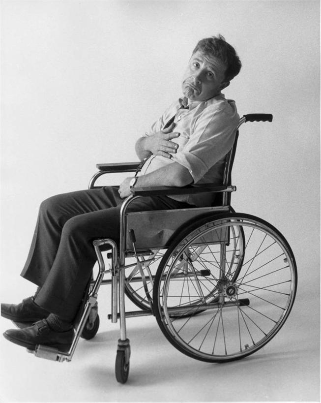 西方人,成年人,中年人,老年人,一个人,坐,竖图,黑白,室内,衬衫,寂寞,欧洲,欧洲人,仅一个男性,裤子,沮丧,休闲装,轮椅,生病,卷起,摄影,袖子,肖像,问题,悲哀,无望,老年男性,男人,中年男性,白种人,触摸,损失,独处