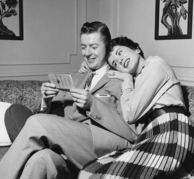 西方人,成年人,中年人,老年人,手,肩,关节,两个人,花园,坐,微笑,横图,黑白,室内,特写,裙子,满意,幸福,花圃,欧洲,欧洲人,套装,正装,二郎腿,注视,休闲装,观察,看,储蓄,读书,金融,人体,摄影,观看,存折,察看,关注,老年女性,男人,女人,中年男性,中年女性,白种人,书,小花园,触摸,伴侣