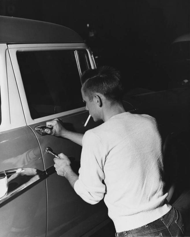 西方人,成年人,一个人,吸烟,竖图,黑白,室外,特写,汽车,香烟,欧洲,欧洲人,仅一个男性,仅一个人,商品,陆地,休闲装,车,仅一个年轻男性,背面,交通工具,运输,摄影,犯罪,上瘾,载具,盗窃,偷窃,邪恶,小偷,窃贼,盗贼,贼,偷盗,男人,男性,年轻男性,白种人,年轻人,烟草,半身,社会问题