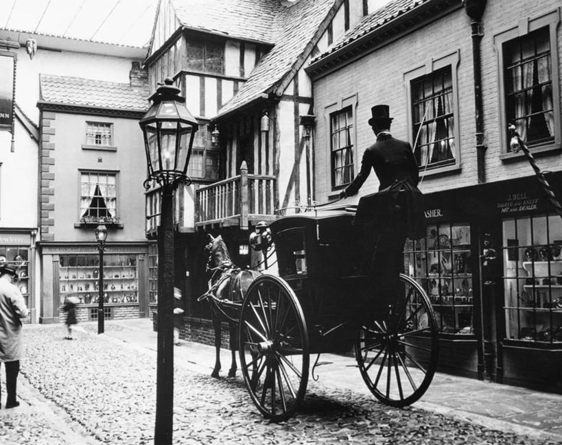 成年人,两个人,博物馆,商店,横图,黑白,室外,白天,城市,道路,街道,路,路灯,公路,马,英国,欧洲,行人,游客,游人,城堡,马车,交通,欧盟,古典,历史,英格兰,路人,旅客,背面,动物,模型,地标建筑,社区,摄影,年龄,等,英国文化,过客,团结,男人,马路,旅行