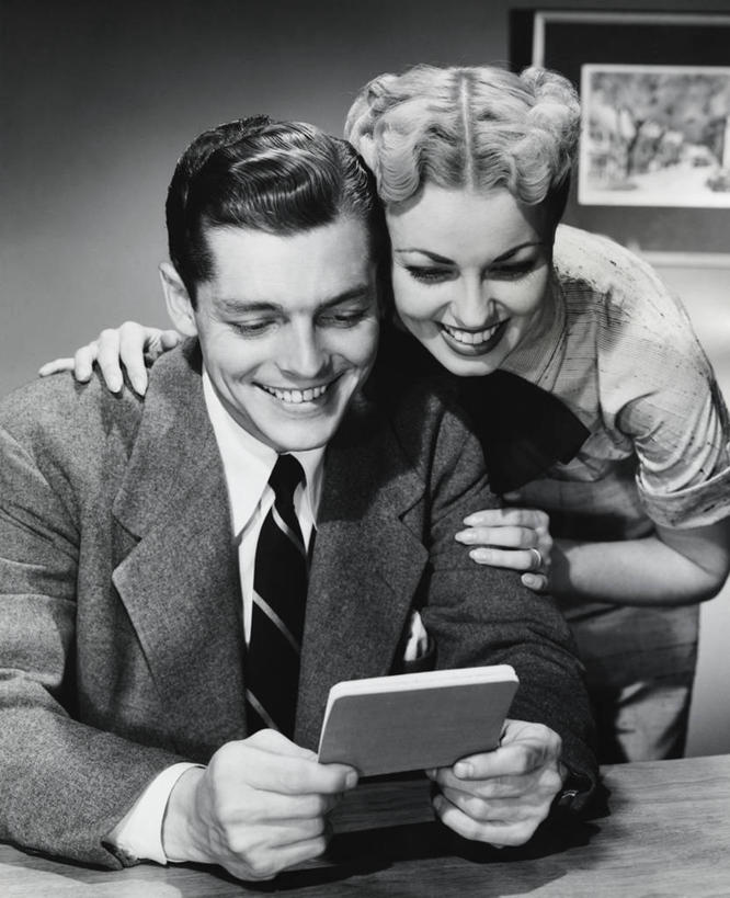 西方人,成年人,手,肩,关节,头发,两个人,夫妻,坐,微笑,竖图,室内,特写,衬衫,爱情,幸福,欧洲,欧洲人,弯腰,套装,正装,领带,浪漫,扭头,注视,观察,看,转头,恩爱,储蓄,金融,人体,恋人,摄影,观看,矮,存折,察看,关注,异性恋,男人,年轻男性,年轻女性,女人,白种人,年轻人,夫妇,情侣,书,触摸,半身,彩图,伴侣,短发