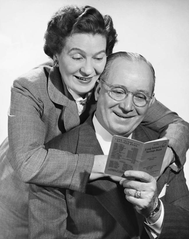 西方人,成年人,中年人,老年人,头发,两个人,银行,坐,微笑,竖图,黑白,室内,幸福,欧洲,欧洲人,正装,眼镜,注视,观察,看,储蓄,金融,摄影,观看,矮,存折,察看,关注,出示,异性恋,老年男性,老年女性,男人,女人,白种人,书,拥抱,半身,伴侣,短发