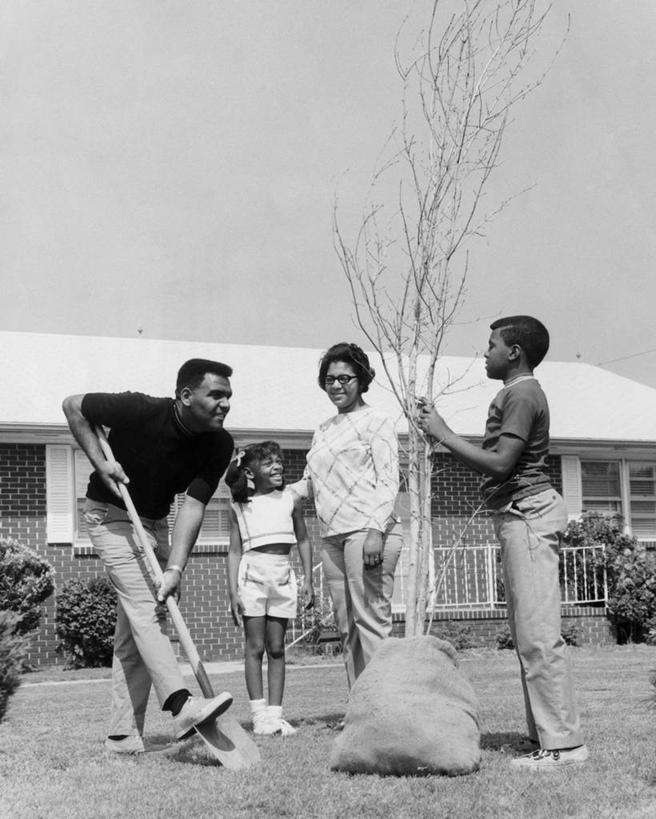 儿童,成年人,中年人,老年人,四个人,人群,家庭,夫妻,父母,母亲,父亲,女儿,儿子,兄弟,姐妹,微笑,竖图,黑白,室外,白天,爱情,幸福,纯洁,团队,草坪,植物,建筑,鞋子,连接,种植,阴影,工作,铲子,眼镜,房屋,园艺,浪漫,休闲装,袜子,草,树,小孩,靠,靠着,职业,温暖,温馨,父子,母子,一家人,恩爱,父爱,可爱,母爱,童年,童趣,恋人,摄影,建造,生活方式,活动,年龄,挖掘,和睦,住房,童真,烂漫,无邪,天真,老年女性,男孩,男人,男性,年轻男性,年轻女性,女孩,女人,女性,中年男性,中年女性,非洲人,孩子,年轻人,夫妇,情侣,休闲活动,伴侣,融洽,男生