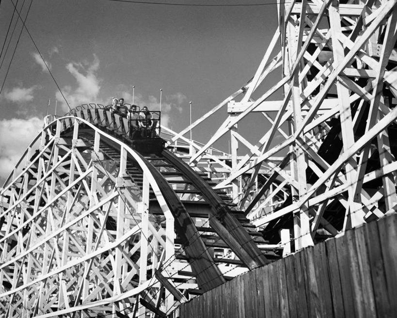 人群,游乐园,横图,黑白,室外,白天,仰视,游戏,朦胧,模糊,木制,云,玩,娱乐,过山车,天空,休闲,乐趣,摄影,游乐设施,活动,享乐,发泄,消遣,智力,宣泄,游艺设施,休闲活动,玩耍,嬉戏,低角度拍摄